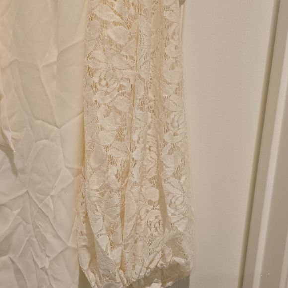Elegant Cream Lace Sleeve Blouse - Picture 3 of 8